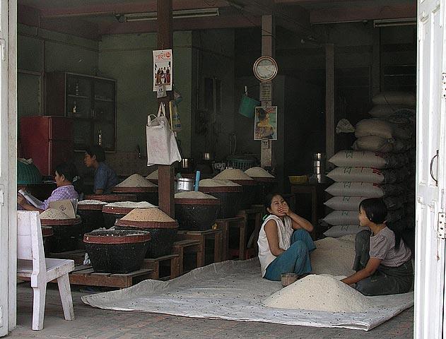 Burmese Girls - Shy girls, embarrased that I'm pointing my camera at them.