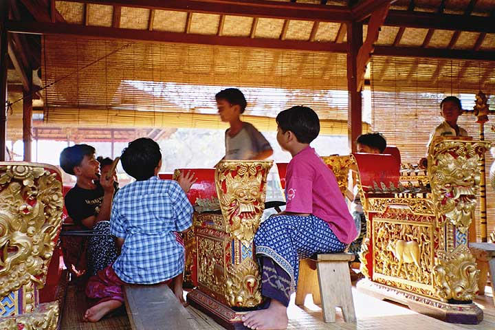 kids playing gamelan