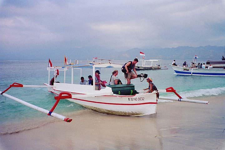 The boat that delivers you to the Gilli Islands
